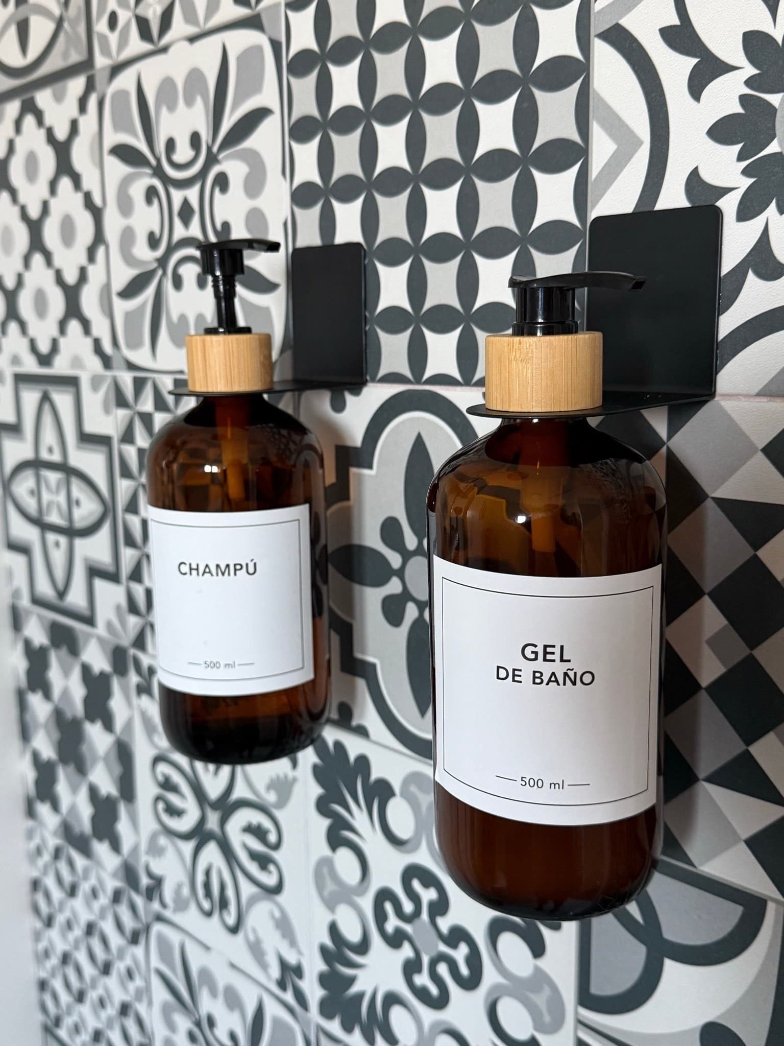 Dispensadores de gel de baño y champú de cortesía con azulejos hidráulicos