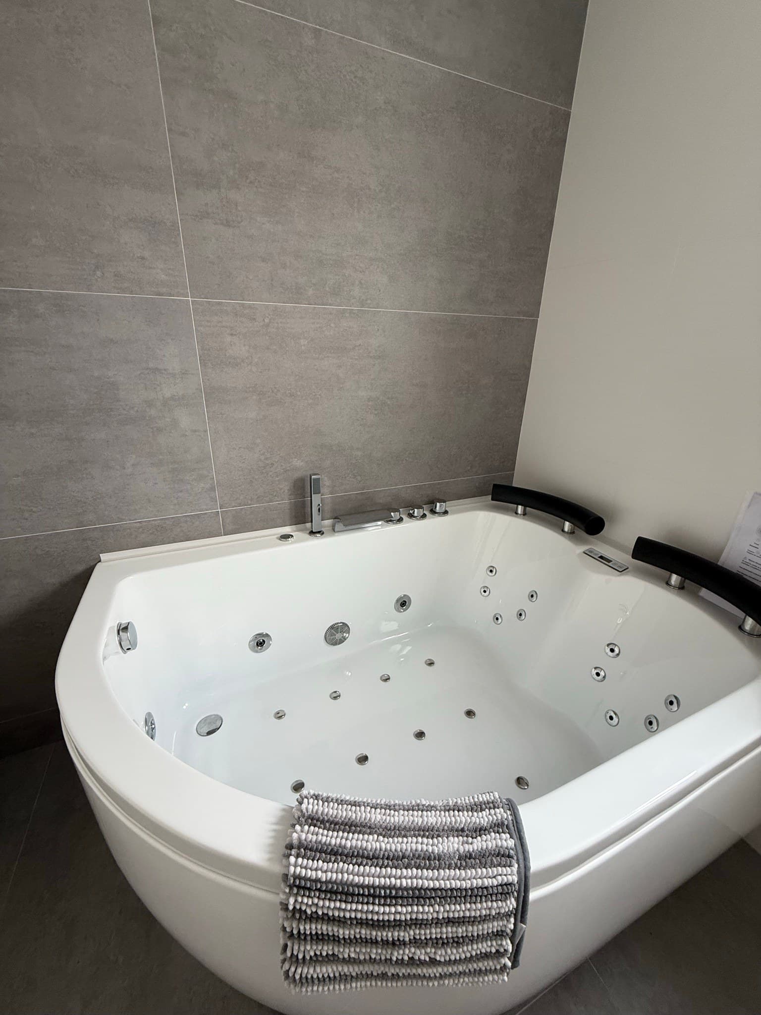 Bañera de hidromasaje / jacuzzi para relajarse tras un día de playa o senderismo